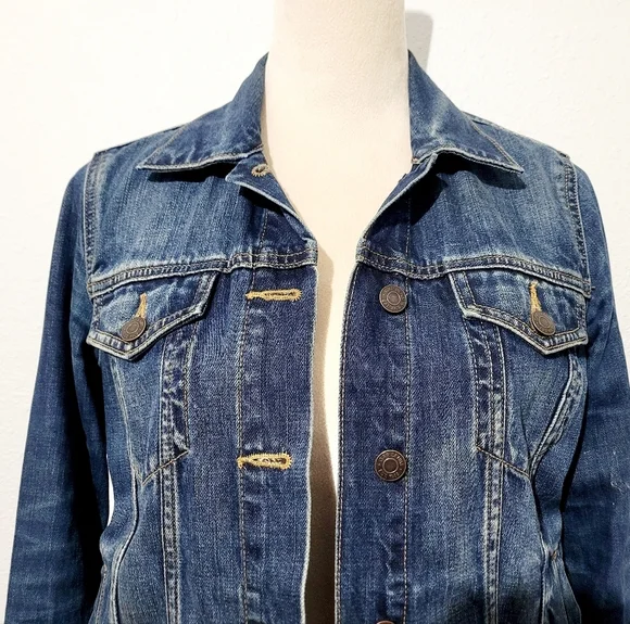 GAP Women’s Denim Jean Trucker Jacket Size XS Medium Wash 100% Cotton Casual - Picture 3 of 12